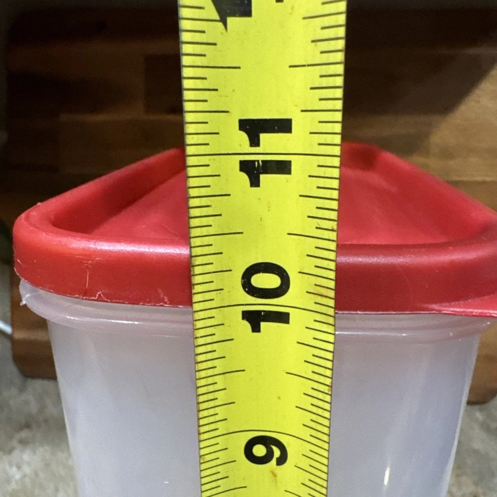 Rubbermaid 7N04 Red 21 21.1 Cup Dry Food Storage‎ Container with Lid